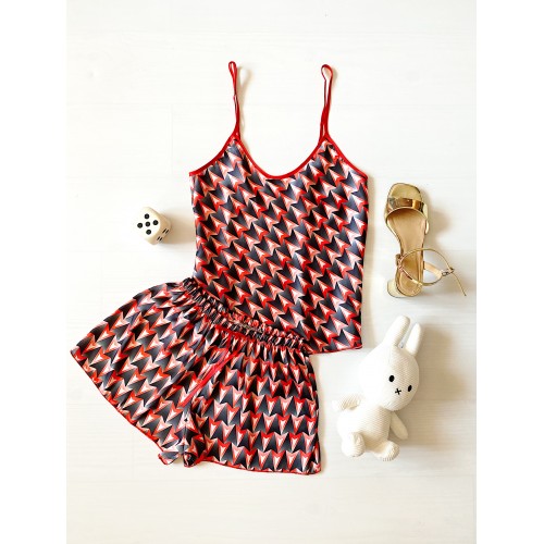 Pijama dama ieftina cu aspect satinat cu maieu si pantaloni scurti cu imprimeu Sageti rosu si negru - Stil in fiecare Vis