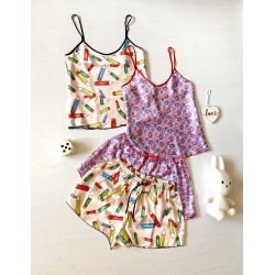Pijama dama ieftina cu aspect satinat cu maieu si pantaloni scurti cu imprimeu Molly - Vibranta si Stilata