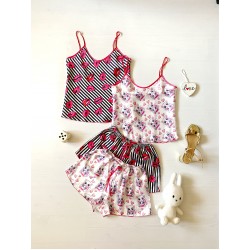 Pijama dama ieftina cu aspect satinat cu maieu si pantaloni scurti cu imprimeu Pisicute si Inimioare