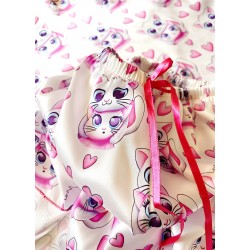 Pijama dama ieftina cu aspect satinat cu maieu si pantaloni scurti cu imprimeu Pisicute si Inimioare