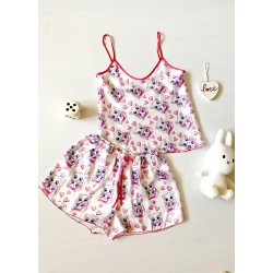 Pijama dama ieftina cu aspect satinat cu maieu si pantaloni scurti cu imprimeu Pisicute si Inimioare