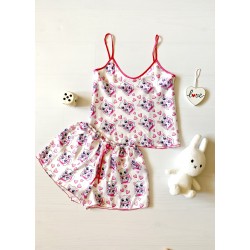 Pijama dama ieftina cu aspect satinat cu maieu si pantaloni scurti cu imprimeu Pisicute si Inimioare