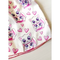 Pijama dama ieftina cu aspect satinat cu maieu si pantaloni scurti cu imprimeu Pisicute si Inimioare