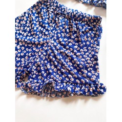Pijama dama ieftina scurta albastra cu maieu cu volanase si imprimeu floricele albe cu rosu delicate