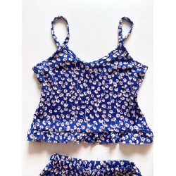 Pijama dama ieftina scurta albastra cu maieu cu volanase si imprimeu floricele albe cu rosu delicate