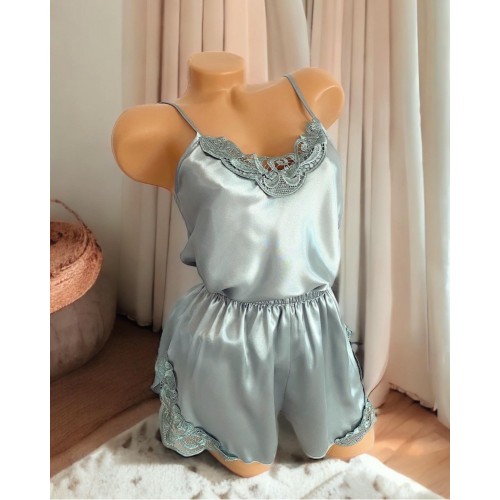 Pijama Dama ieftina cu aspect satinat formata din maieu cu bretele si pantaloni scurti cu dantela vernil