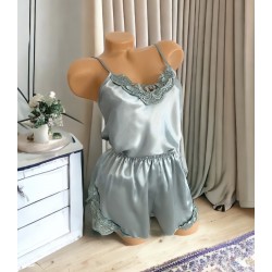 Pijama Dama ieftina cu aspect satinat formata din maieu cu bretele si pantaloni scurti cu dantela vernil