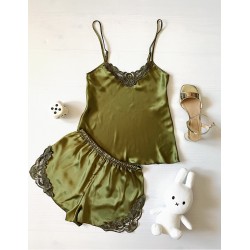 Pijama Dama ieftina cu aspect satinat formata din maieu cu bretele si pantaloni scurti cu dantela khaki
