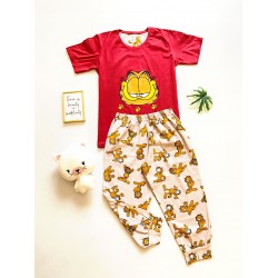 Pijama dama din bumbac cu pantaloni trei sferturi si tricou rosu cu imprimeu Garfield Faimos