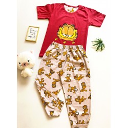 Pijama dama din bumbac cu pantaloni trei sferturi si tricou rosu cu imprimeu Garfield Faimos