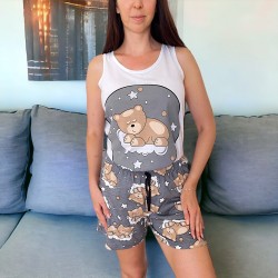 Pijama dama ieftina din bumbac formata din maieu alb si pantaloni scurti gri cu imprimeu cu Ursulet somnoros