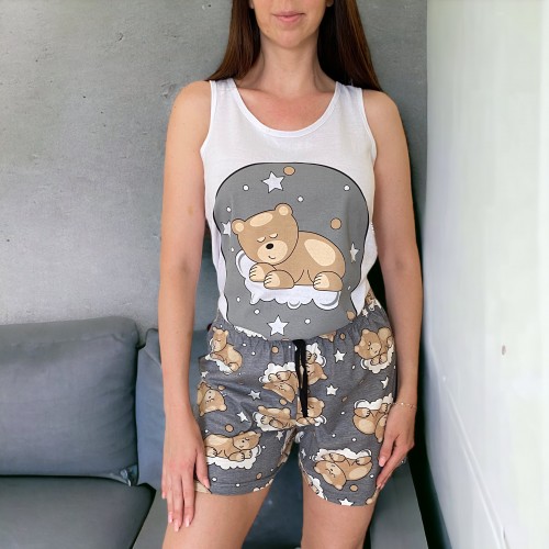 Pijama dama ieftina din bumbac formata din maieu alb si pantaloni scurti gri cu imprimeu cu Ursulet somnoros