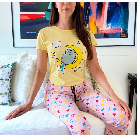 Pijama dama ieftina din bumbac cu pantaloni lungi roz si tricou galben cu imprimeu Luna