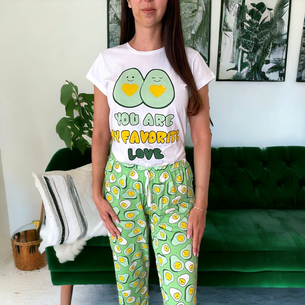 Pijama dama ieftina din bumbac cu pantaloni lungi verzi si tricou alb cu imprimeu dragut Avocado Favourite Love