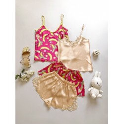 Pijama dama ieftina cu aspect satinat cu maieu si pantaloni scurti cu imprimeu minunat Banana și Înghețată - Bucurie și Distracție Gustativă