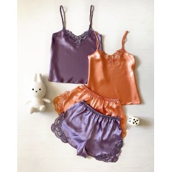Pijama Dama ieftina cu aspect satinat formata din maieu cu bretele si pantaloni scurti cu dantela mov - Note Vibrante pentru Seri Pline de Culori