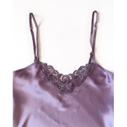 Pijama Dama ieftina cu aspect satinat formata din maieu cu bretele si pantaloni scurti cu dantela mov - Note Vibrante pentru Seri Pline de Culori