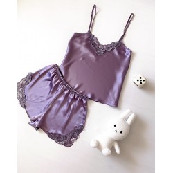 Pijama Dama ieftina cu aspect satinat formata din maieu cu bretele si pantaloni scurti cu dantela mov - Note Vibrante pentru Seri Pline de Culori