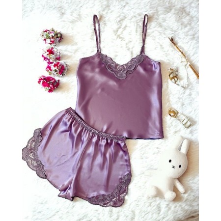 Pijama Dama ieftina cu aspect satinat formata din maieu cu bretele si pantaloni scurti cu dantela mov - Note Vibrante pentru Seri Pline de Culori