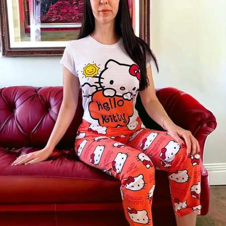 Pijama dama ieftina din bumbac cu pantaloni corai si tricou cu imprimeu simpatic cu emblema Hello Kitty