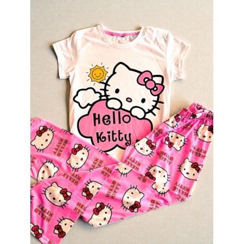 Pijama dama ieftina din bumbac cu pantaloni corai si tricou cu imprimeu simpatic cu emblema Hello Kitty