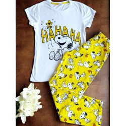 Pijama dama ieftina bumbac lunga cu pantaloni lungi galbeni si tricou alb cu imprimeu Snoopy haha