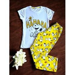 Pijama dama ieftina bumbac lunga cu pantaloni lungi galbeni si tricou alb cu imprimeu Snoopy haha