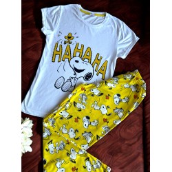 Pijama dama ieftina bumbac lunga cu pantaloni lungi galbeni si tricou alb cu imprimeu Snoopy haha