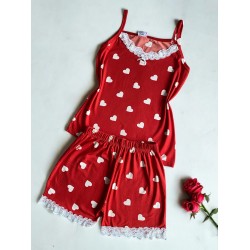 Pijama dama ieftina din bumbac si lycra cu maieu rosu cu danteluta si pantaloni scurti cu imprimeu inimioare