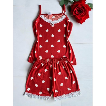 Pijama dama ieftina din bumbac si lycra cu maieu rosu cu danteluta si pantaloni scurti cu imprimeu inimioare