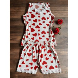 Pijama dama ieftina din bumbac si lycra cu maieu alb cu danteluta si pantaloni scurti cu imprimeu inimioare