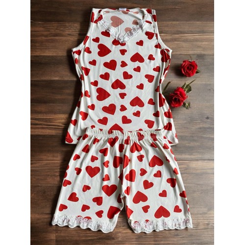 Pijama dama ieftina din bumbac si lycra cu maieu alb cu danteluta si pantaloni scurti cu imprimeu inimioare