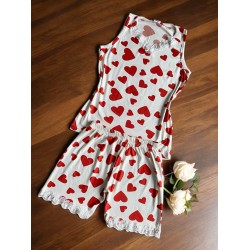 Pijama dama ieftina din bumbac si lycra cu maieu alb cu danteluta si pantaloni scurti cu imprimeu inimioare