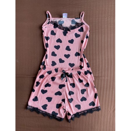 Pijama dama ieftina din bumbac si lycra cu maieu roz cu danteluta si pantaloni scurti cu imprimeu inimioare