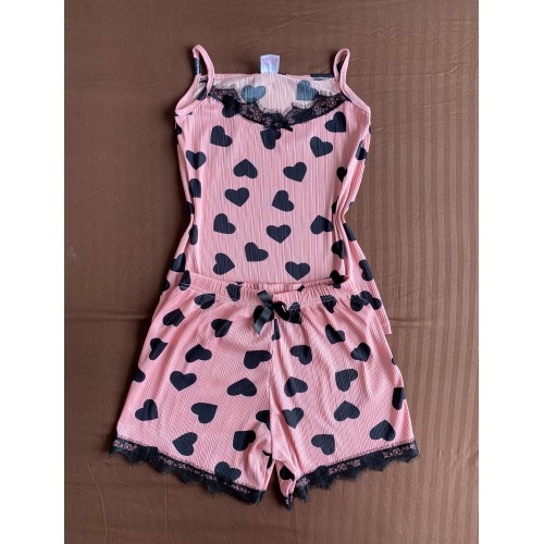 Pijama dama ieftina din bumbac si lycra cu maieu roz cu danteluta si pantaloni scurti cu imprimeu inimioare
