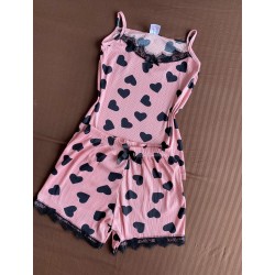 Pijama dama ieftina din bumbac si lycra cu maieu roz cu danteluta si pantaloni scurti cu imprimeu inimioare