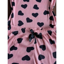 Pijama dama ieftina din bumbac si lycra cu maieu roz cu danteluta si pantaloni scurti cu imprimeu inimioare