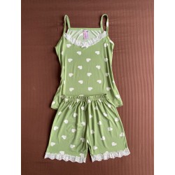 Pijama dama ieftina din bumbac si lycra cu maieu verde cu danteluta si pantaloni scurti cu imprimeu inimioare