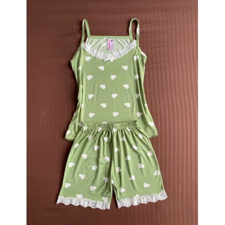 Pijama dama ieftina din bumbac si lycra cu maieu verde cu danteluta si pantaloni scurti cu imprimeu inimioare