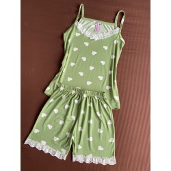 Pijama dama ieftina din bumbac si lycra cu maieu verde cu danteluta si pantaloni scurti cu imprimeu inimioare