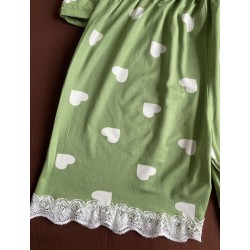 Pijama dama ieftina din bumbac si lycra cu maieu verde cu danteluta si pantaloni scurti cu imprimeu inimioare