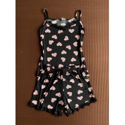 Pijama dama ieftina din bumbac si lycra cu maieu negru cu danteluta si pantaloni scurti cu imprimeu inimioare