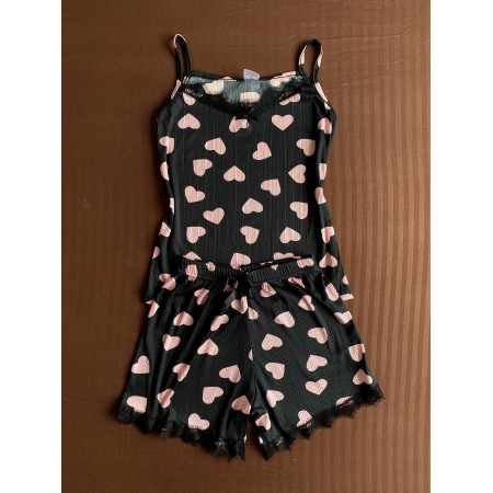Pijama dama ieftina din bumbac si lycra cu maieu negru cu danteluta si pantaloni scurti cu imprimeu inimioare