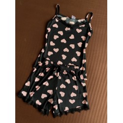 Pijama dama ieftina din bumbac si lycra cu maieu negru cu danteluta si pantaloni scurti cu imprimeu inimioare