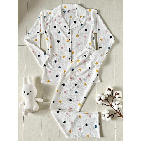Pijama dama ieftina alba din bumbac, cu pantaloni lungi si bluza cu imprimeu inimioare colorate
