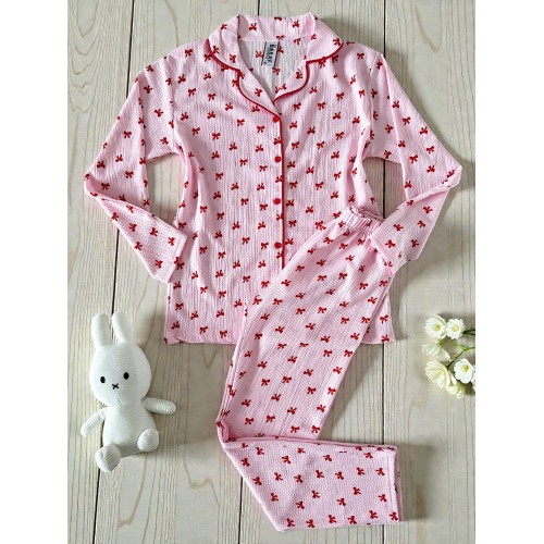 Pijama dama ieftina din bumbac cu pantaloni lungi si bluza roz cu imprimeu fundite