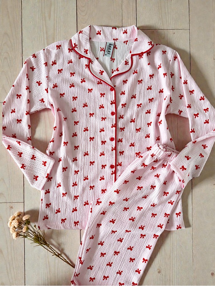 Pijama dama ieftina din bumbac cu pantaloni lungi si bluza roz cu imprimeu fundite