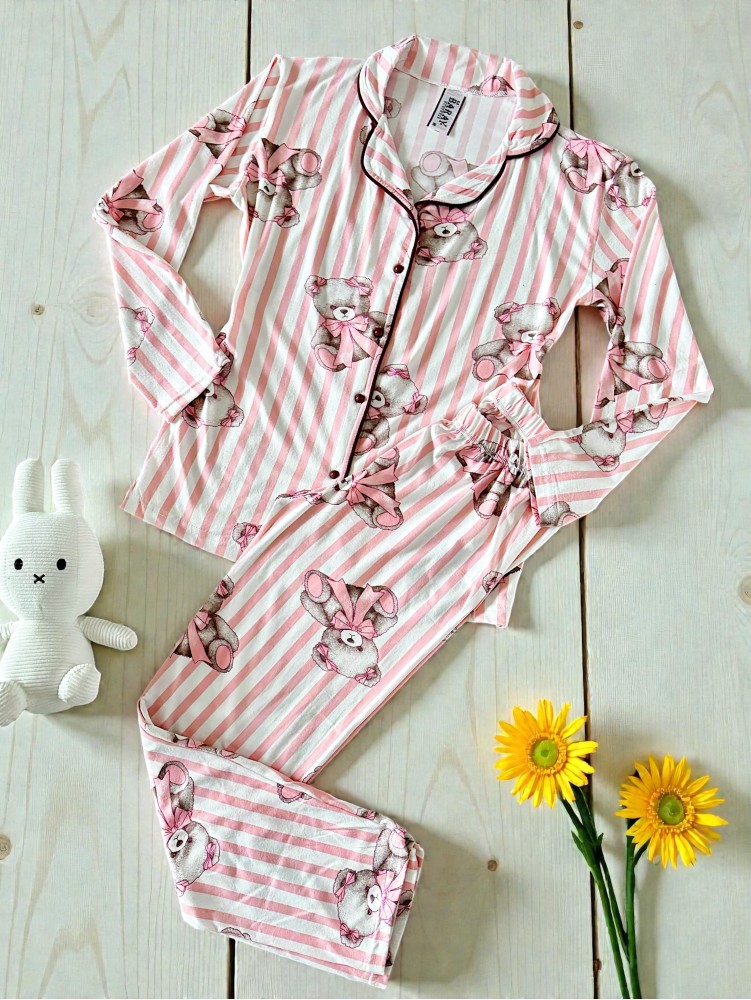 Pijama dama ieftina din bumbac, cu pantaloni lungi si bluza cu imprimeu dungi roz si ursuleti