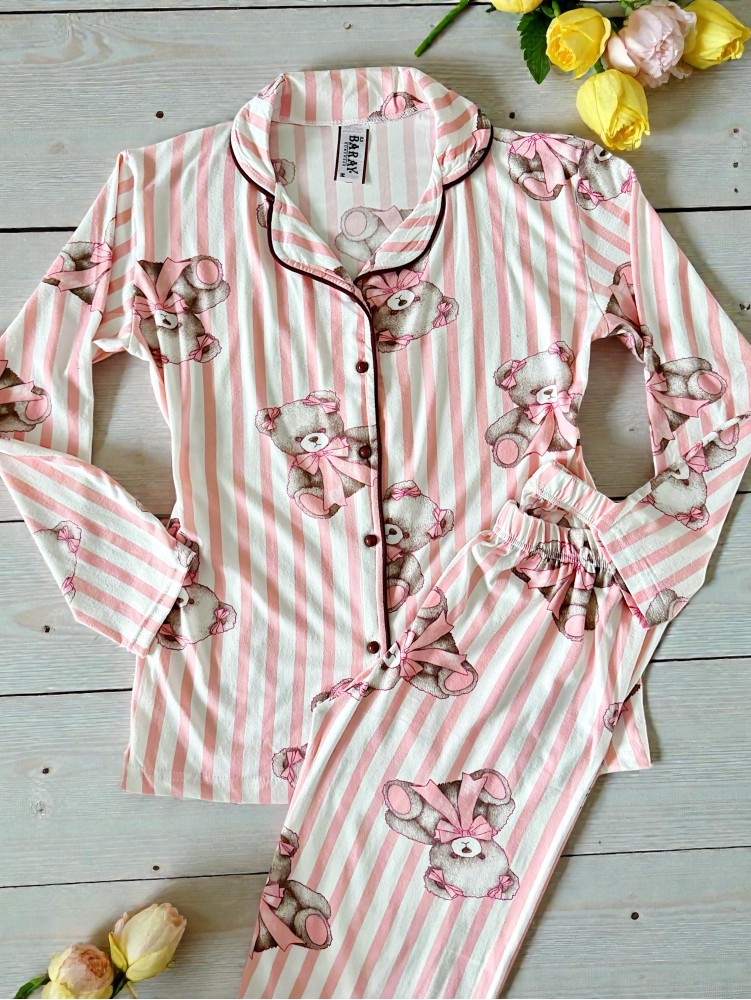 Pijama dama ieftina din bumbac, cu pantaloni lungi si bluza cu imprimeu dungi roz si ursuleti