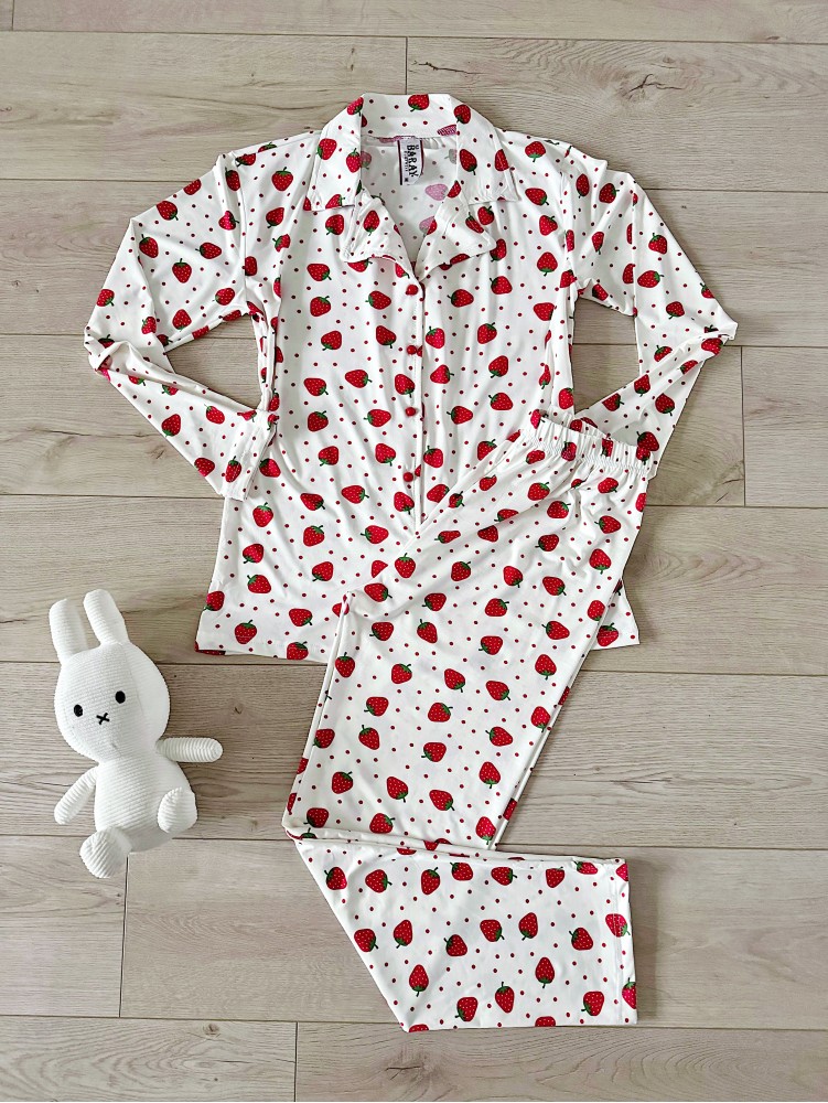 Pijama dama ieftina din bumbac, cu pantaloni lungi si bluza alba cu imprimeu cu capsuni